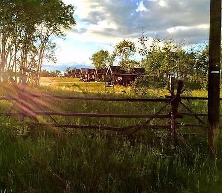 Flying U Ranch Hotell Seventy Mile House Exteriör bild